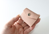 セリアさんこんなの待ってました！胸ポケットにも余裕で入る超ミニサイズ！お出かけの強い味方！