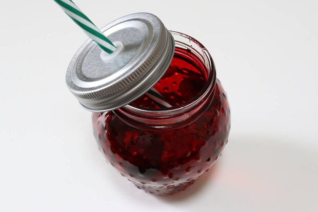 ダイソー ストロー付カップ(いちご/りんご) ダイソーのストロー付カップ(いちご/りんご)に飲み物を入れる