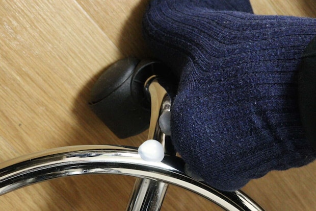 セリア 貼るツボ押しシール セリアの貼るツボ押しシールを椅子の脚に貼って使用