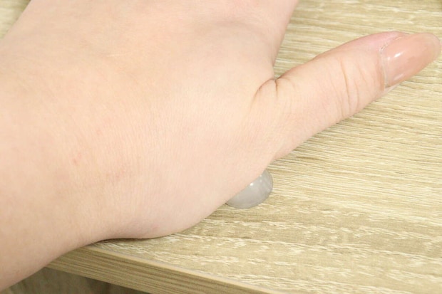 セリア 貼るツボ押しシール セリアの貼るツボ押しシールを机に貼って使用