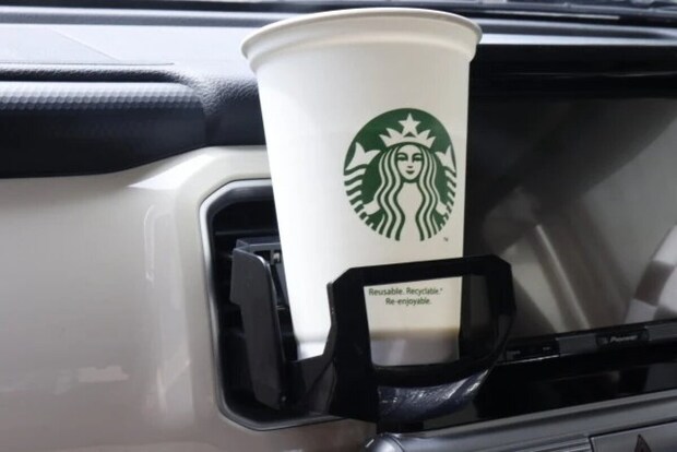 ダイソー ドリンクホルダー(エアコン吹出し口用) 使用例 ダイソー ドリンクホルダー(エアコン吹出し口用) 使用例