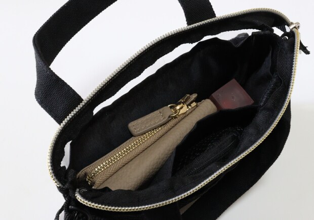 毎回出し入れが面倒だった…高機能で使いやすい100均黒バッグ