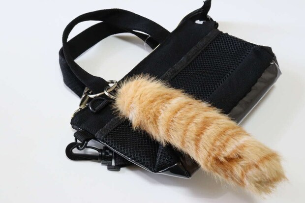 ダイソー しっぽキーホルダー(A) ダイソーのしっぽキーホルダー(A)をカバンに付ける