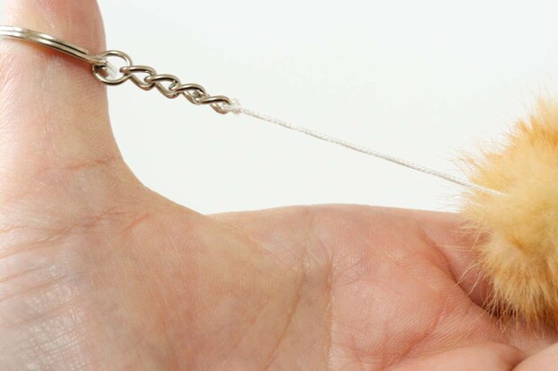 ダイソー しっぽキーホルダー(A) ダイソーのしっぽキーホルダー(A)のチェーンを引っ張る