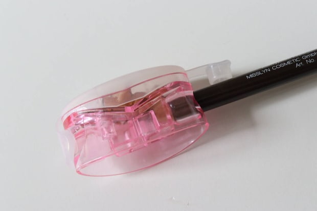 ダイソー アイブロウシャープナー(楕円型) ダイソーのアイブロウシャープナー(楕円型)でペンシルを削る