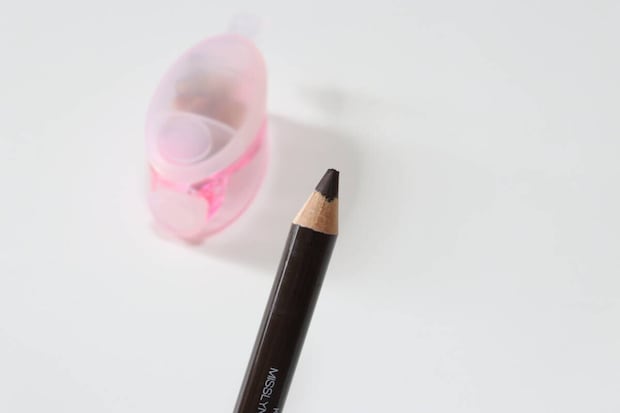 ダイソー アイブロウシャープナー(楕円型) ダイソーのアイブロウシャープナー(楕円型)で削ったペンシル