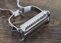 ダイソーのコレで爆速化できた！「手作業だと地味にめんどくさい…」アレを1本でできる調理器