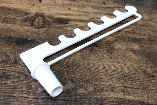 ダイソー シャワーフック用物干しハンガー(タオル掛け付) ダイソーのシャワーフック用物干しハンガー(タオル掛け付)のビジュアル