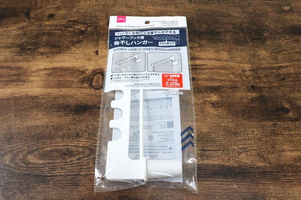 ダイソー シャワーフック用物干しハンガー(タオル掛け付) ダイソーのシャワーフック用物干しハンガー(タオル掛け付)のパッケージ