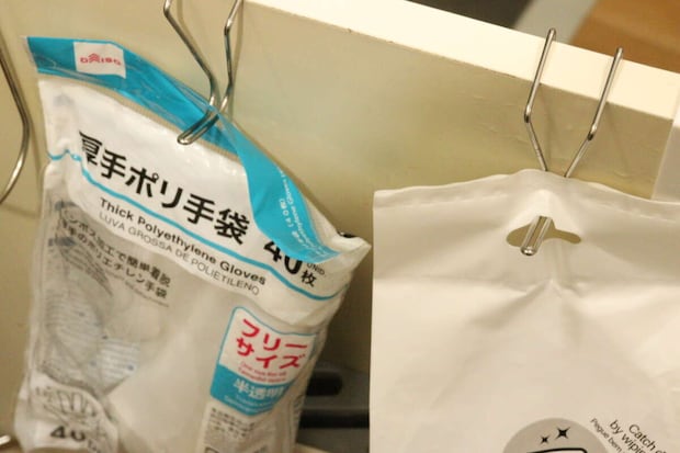 ステンレスキッチン下扉用フック 2P 使用例 ステンレスキッチン下扉用フック 2P 使用例