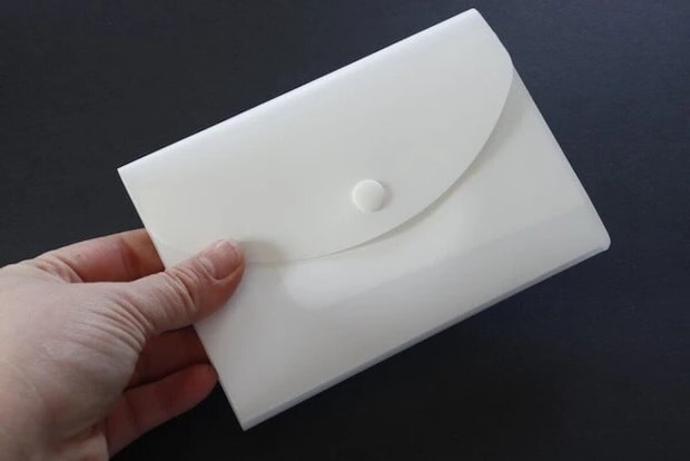 ダイソー　通帳ケース ジッパーポケット付 モノクロ