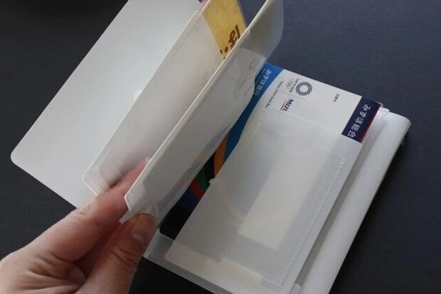 ダイソー　通帳ケース ジッパーポケット付 モノクロ　使用例