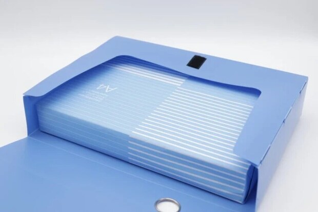 ダイソー　ファイルケース（折畳み、A4、ブルー、黒）　使用例