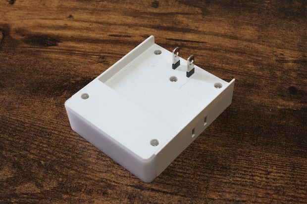 ダイソーのナイトライト付 2個口スクエアタップの裏面