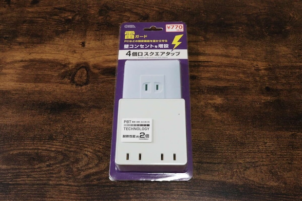 ダイソーの4個口スクエアタップのパッケージ