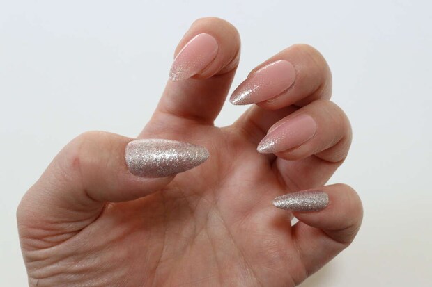 ネイルチップ アーモンド グラデーションラメ 12P　使用例