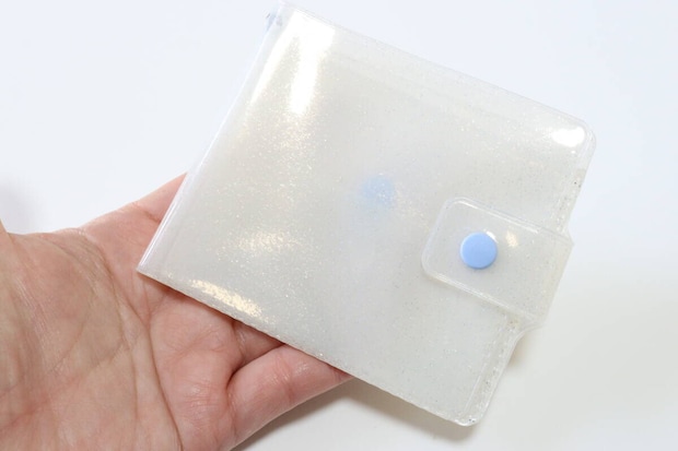 ダイソーのクリア素材の折財布 ラメ