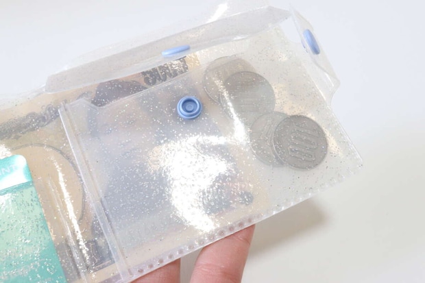 ダイソーの折財布 ラメはコインを収納可能