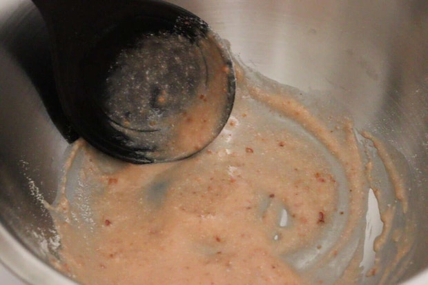 ダイソーの明太チーズもちの素にお湯を入れる