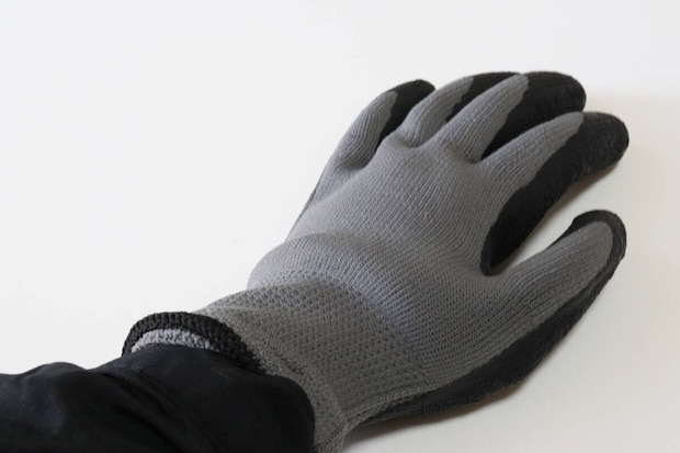 ダイソーの防寒天然ゴム背抜き手袋（L）を着用