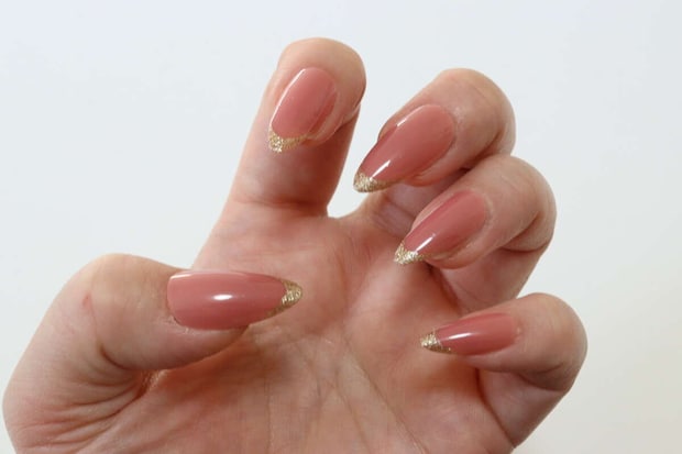 セリア ネイルチップ アーモンド フレンチラメ12P 装着 セリアのネイルチップ アーモンド フレンチラメ12P装着