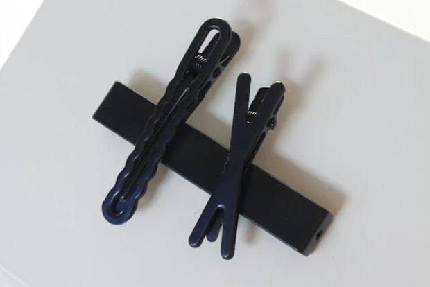 ダイソー　2way小物ホルダー（マグネット付、ブラック）　使用例　ヘアピン