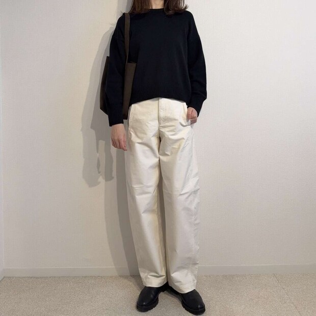 ユニクロジャージーバレルレッグパンツとシンプルニットコーデ