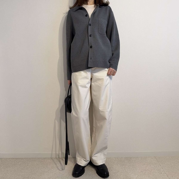 ユニクロジャージーバレルレッグパンツとメンズトップスコーデ