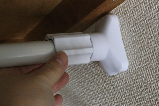 つっぱり棒（ねじ止め式、75cm～120cm、直径2.5cm～2.8cm）　ダイヤルを回す
