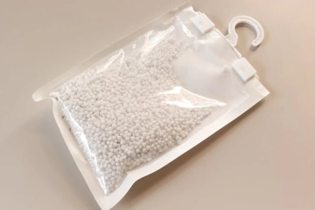 ダイソー　吊り下げ除湿剤（500mL、炭入）　使用例