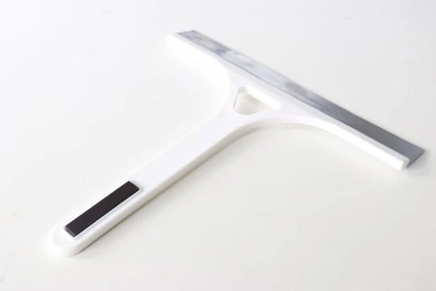 ダイソー　磁石で引っ付くお風呂のスクレーパー