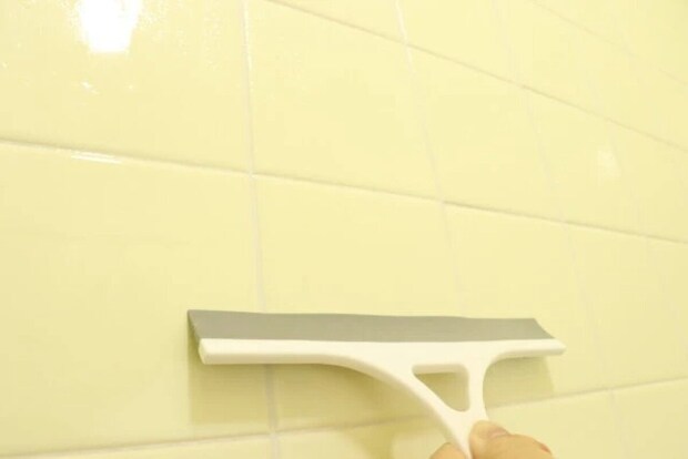 ダイソー　磁石で引っ付くお風呂のスクレーパー　使用例