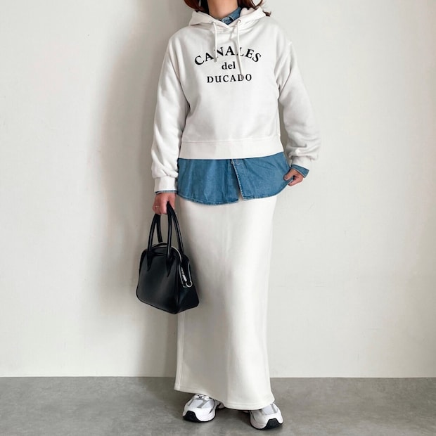 GUヘビーウェイトスウェットナロースカートの王道カジュアルコーデ