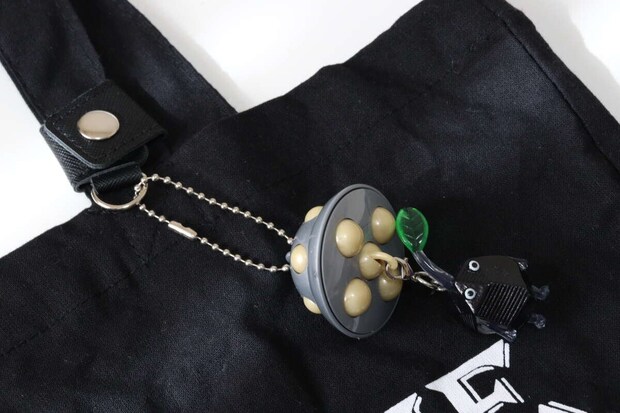 ダイソー キーホルダーステーション(レザー調) ダイソーのキーホルダーステーション(レザー調)にキーホルダーを付ける