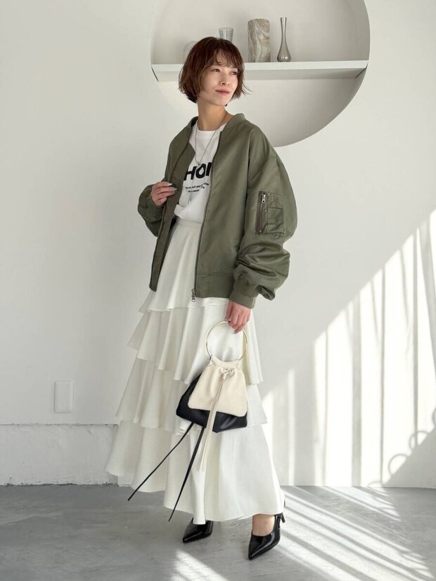 甘辛ミックスコーデ 2026春大人女性おすすめ白スカート甘辛ミックスコーデ