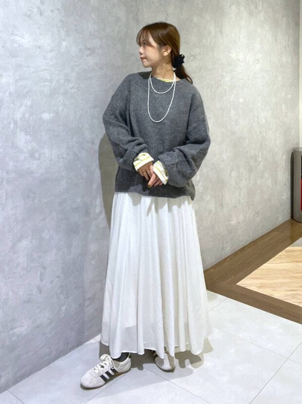 親しみやすいカジュアルコーデ 2026春大人女性おすすめ白スカート親しみやすいカジュアルコーデ