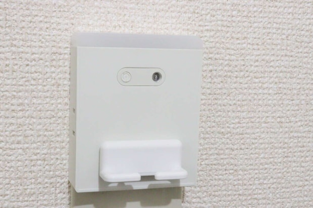 セリアのコンセントプレート用プラグフック 2Pを貼り付ける