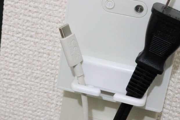 セリアのコンセントプレート用プラグフック 2Pの使用例