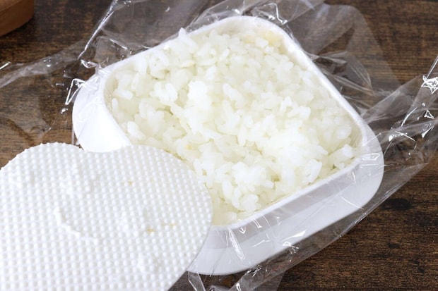 ダイソーのラップパッカーにご飯を入れる