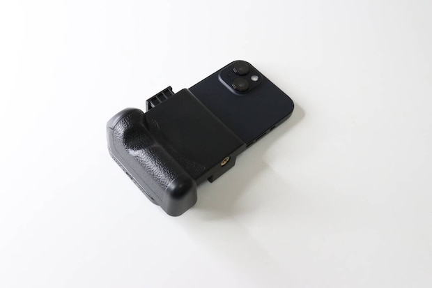 ダイソー スマートフォン ワンハンドシャッター ダイソーのスマートフォン ワンハンドシャッターをスマホに装着