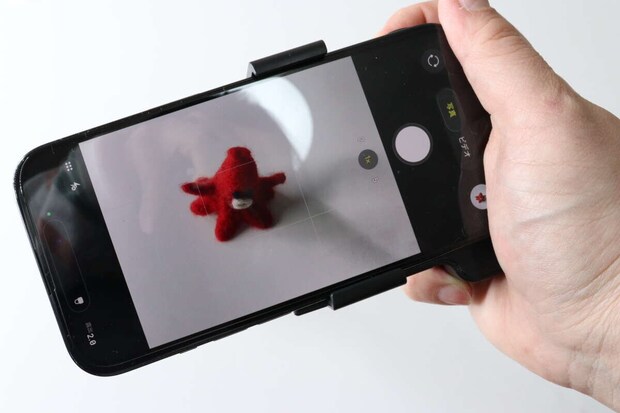 ダイソー スマートフォン ワンハンドシャッター ダイソーのスマートフォン ワンハンドシャッターは片手で持ちやすい