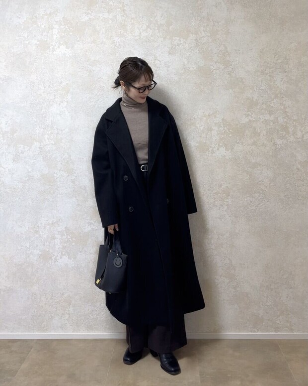 ユニクロブラッシュドジャージーワイドパンツと黒ロングコートコーデ