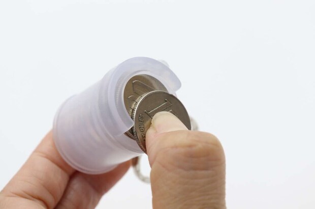 コイン収納キーホルダー（バネ式）　取り出し