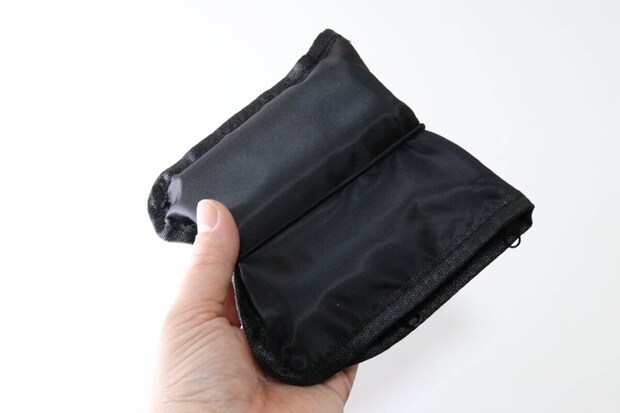 セリア　つり下げポーチ　持ち運び　コンパクト