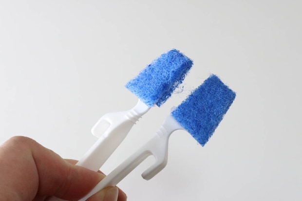 ダイソー 角の極み すきま用スティック 防カビ剤入り ダイソーの角の極み すきま用スティックは2本に分かれる