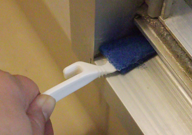 ダイソーの角の極み すきま用スティックは浴室のドアレールの掃除におすすめ