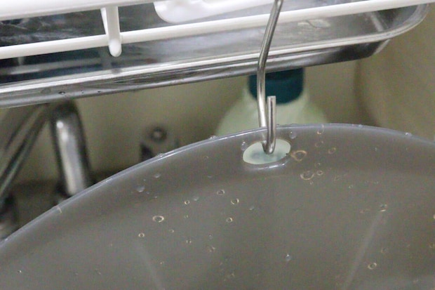 ダイソーのエア弁付シリコーン蓋はフック穴付きで吊り下げ収納可能