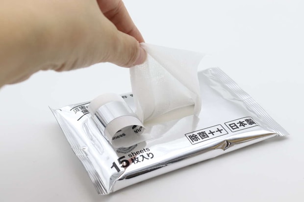 長期保存 備蓄用ウェットティッシュ　取り出し