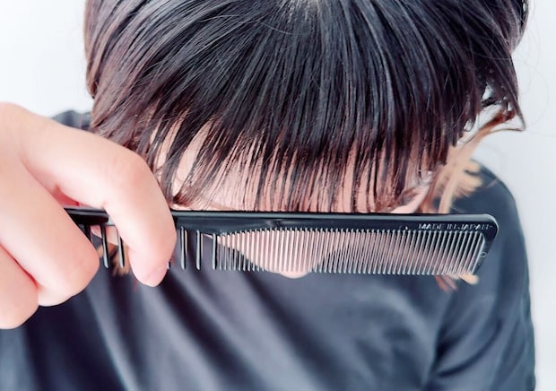 左右で目の粗さが違うコーム　細目　使用例