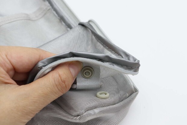 メッシュペンケース（平型、SI）　フタを固定